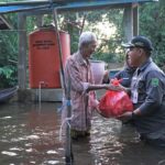 Kepala Dinas Perkimtan Ikuti Kegiatan Penyaluran Bansos Untuk Korban Banjir di Desa Danau Masura dan Murung Paken Bersama Pj. Bupati Barito Selatan